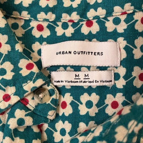 Urban Outfitters Size Medium Button Down Shirt in EUC. Oversized! - Picture 3 of 7